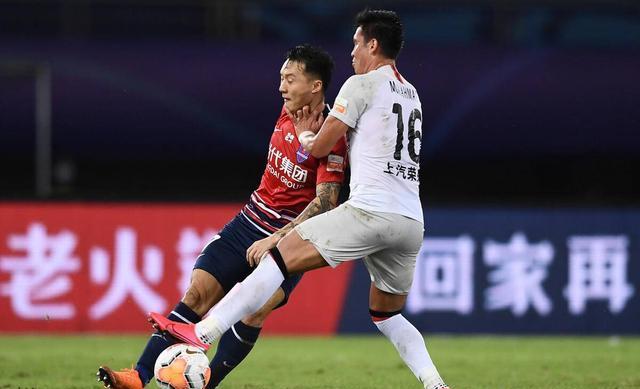  甘冈锋线搭档珠联璧合，默契配合缔造连胜佳绩